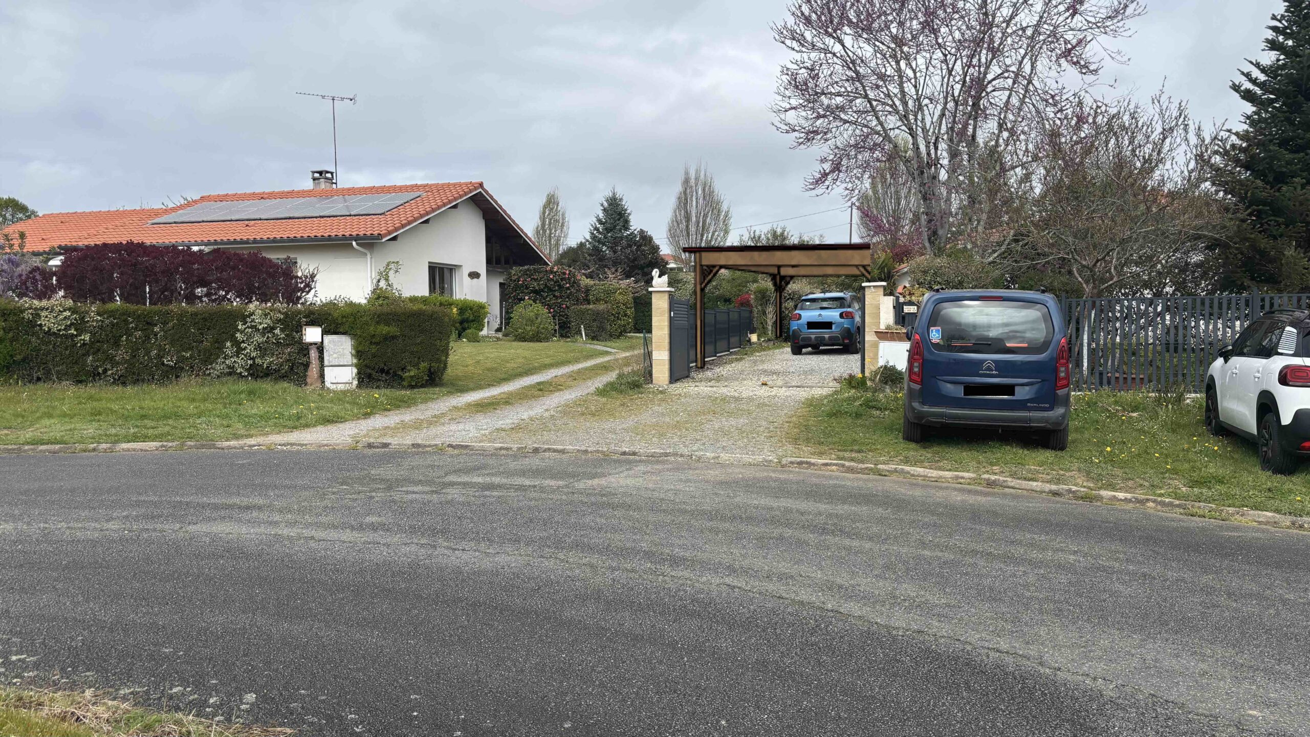 Carport 2 places inséré dans son environnement — Pouillon Landes — permis de construire Urbalandes