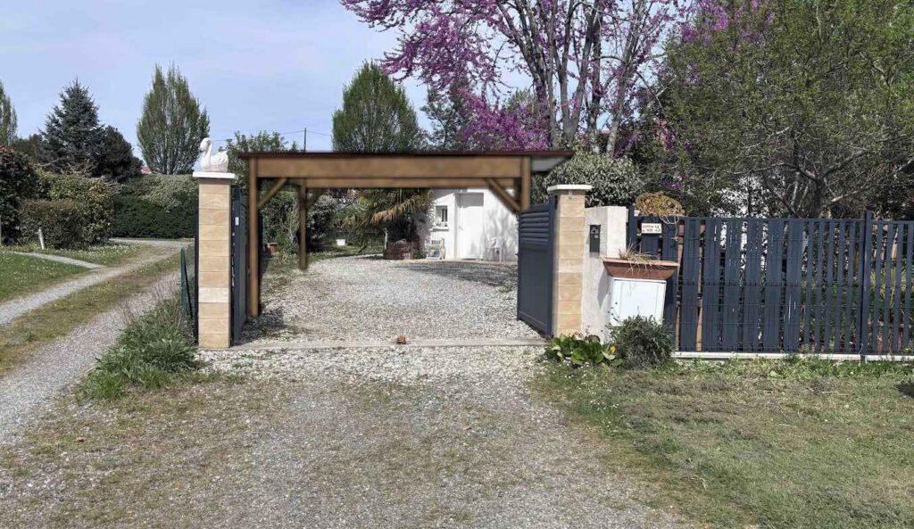 Carport inséré à sa future place