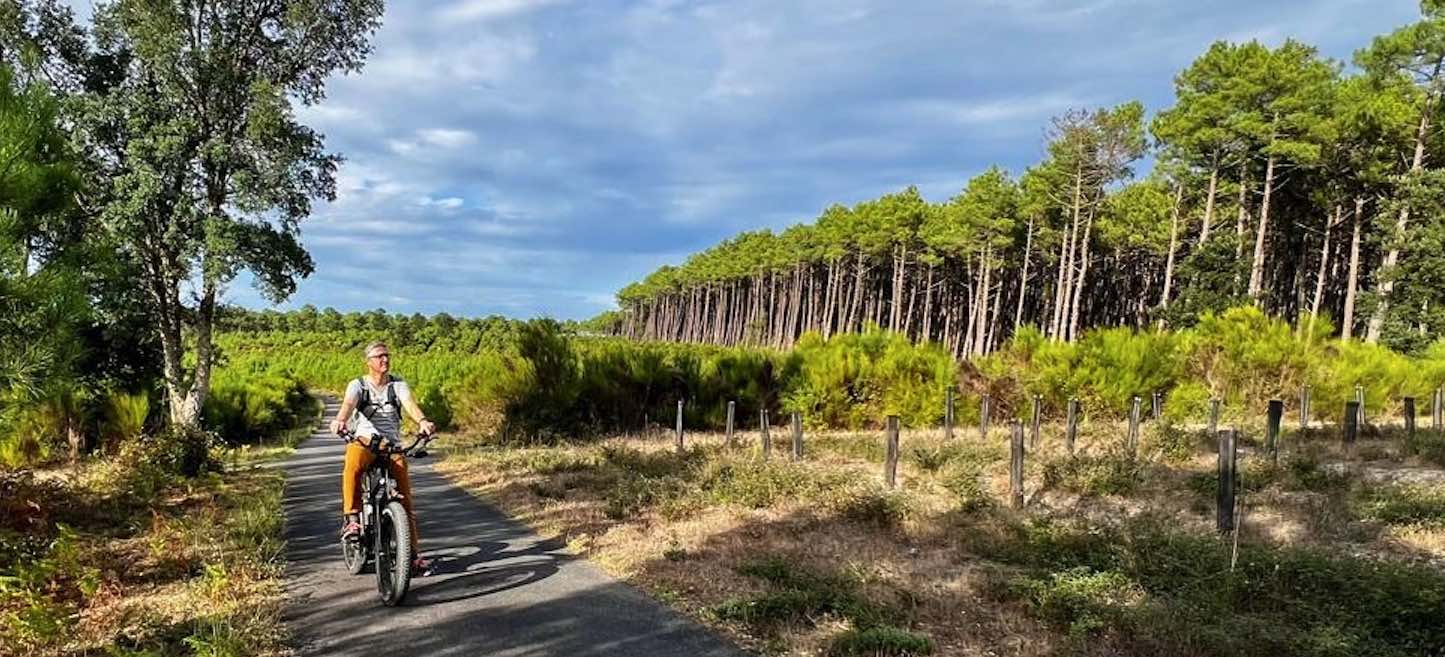 Jérémie Varin à vélo dans la forêt landaise